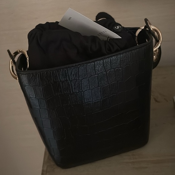 Sandro leather bucket bag croc-embossed leather bag with shoulder strap in black - Picture 2 of 3